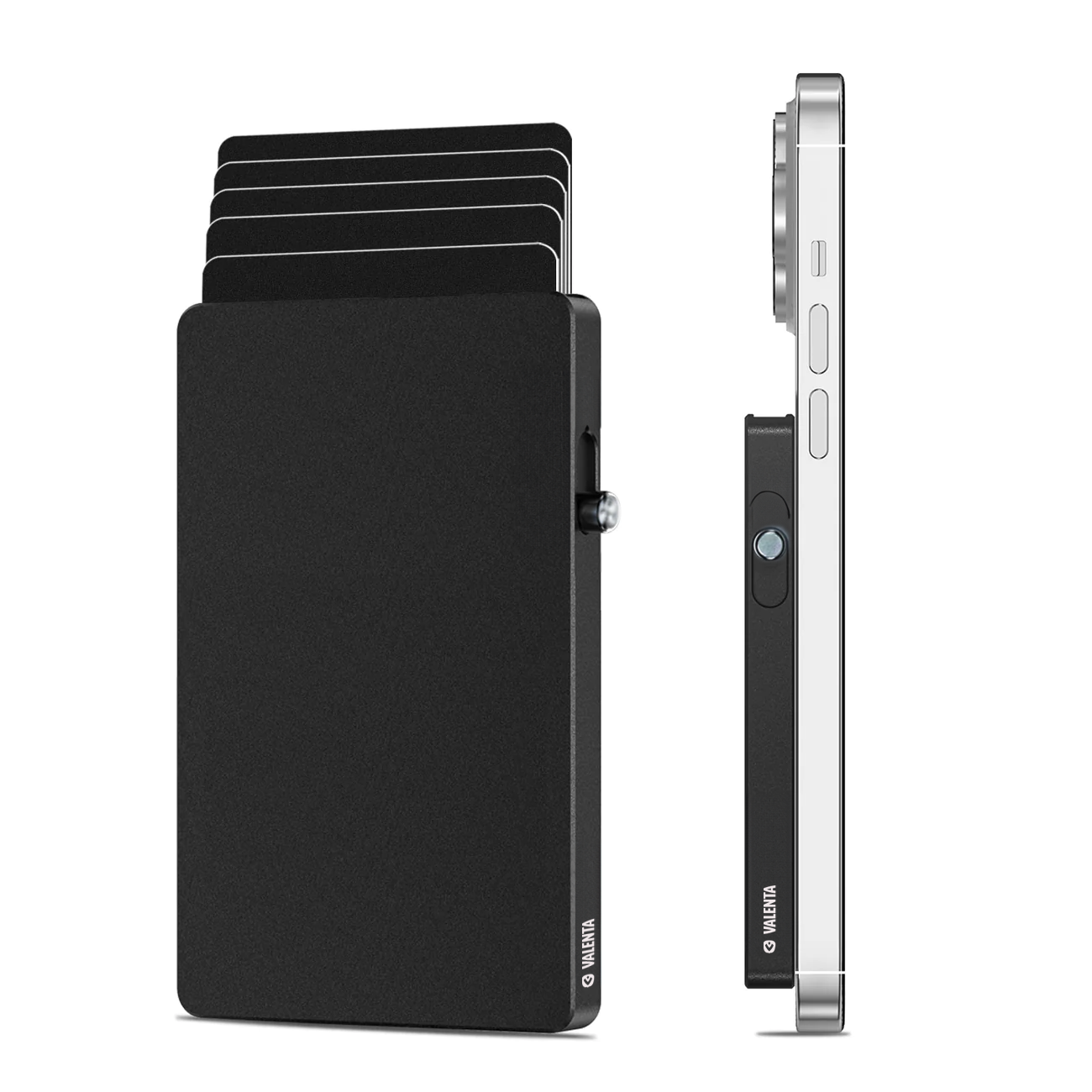 Zwarte aluminium pasjeshouder met MagSafe met uitgeworpen pasjes en knop naar beneden, Valenta-logo op de zijkant, vooraanzicht en zijaanzicht bevestigd aan de achterkant van de iPhone.