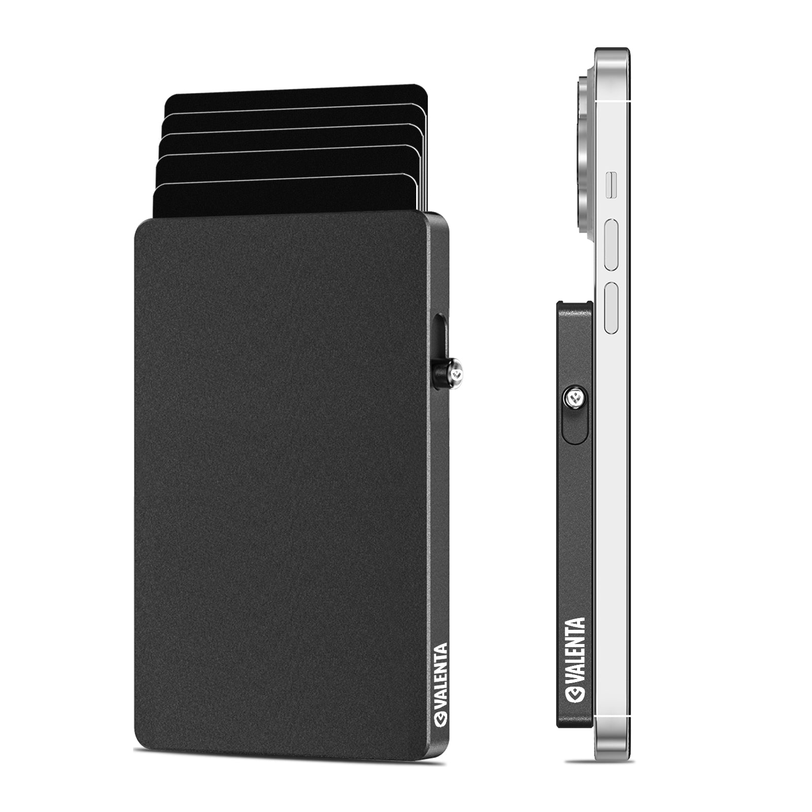 Grafiet grijze aluminium pasjeshouder met MagSafe met uitgeworpen pasjes en knop naar beneden, Valenta-logo op de zijkant, vooraanzicht en zijaanzicht bevestigd aan de achterkant van de iPhone.