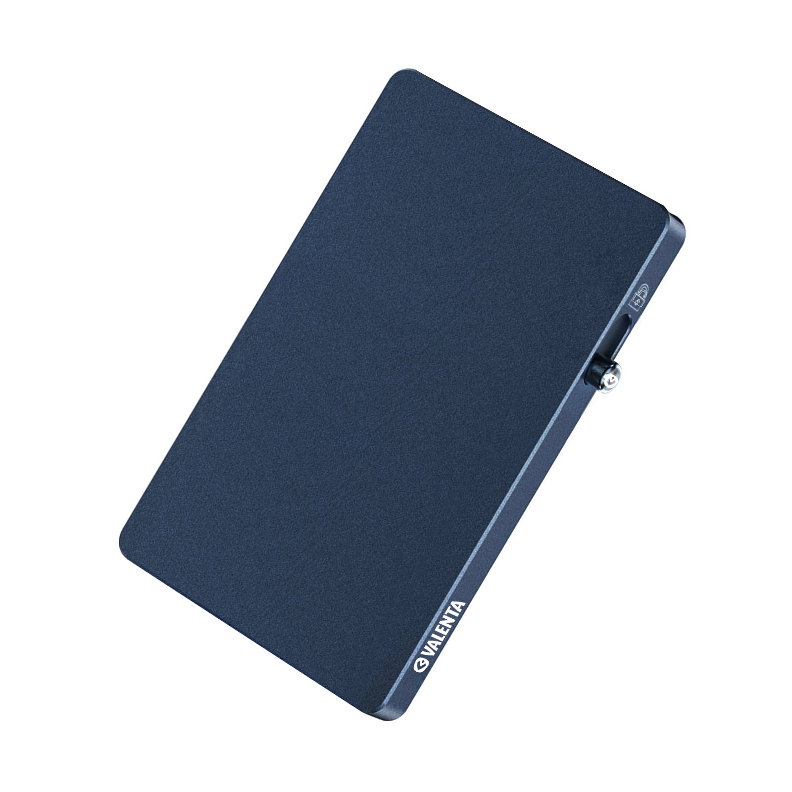 Titanium blauwe aluminium pasjeshouder met MagSafe schuine afbeelding met knop omlaag voor het uitwerpen van kaarten.