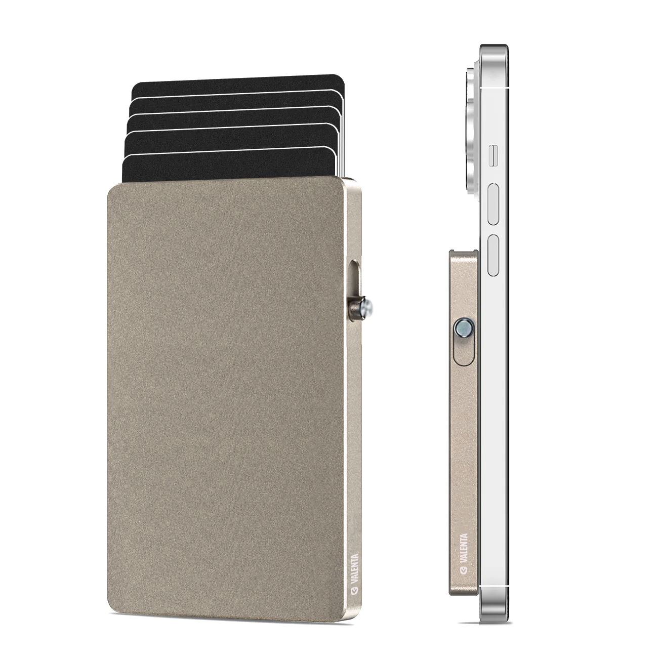 Naturel titanium gekleurde aluminium pasjeshouder met MagSafe gezandstraalde oppervlakteafwerking, voor- en zijaanzicht.